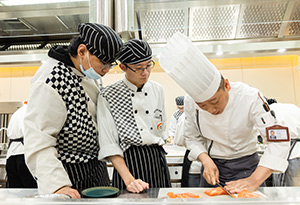 �Ͼ�������ѵѧУ